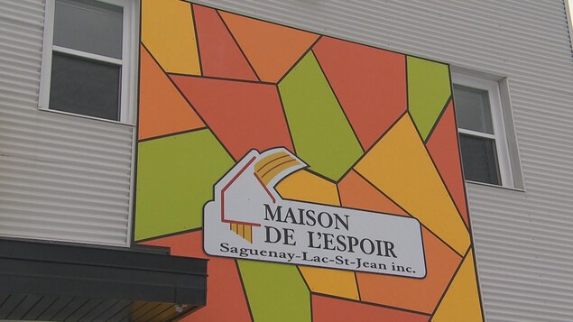 Un mur extérieur coloré d'un centre communautaire.