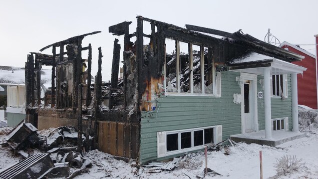 Deux maisons ravagées par les flammes à Saint-Anaclet-de-Lessard