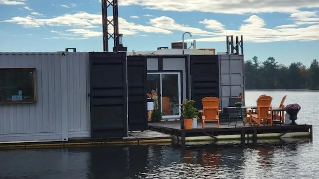 L’Ontario bannit les maisons flottantes sur les lacs