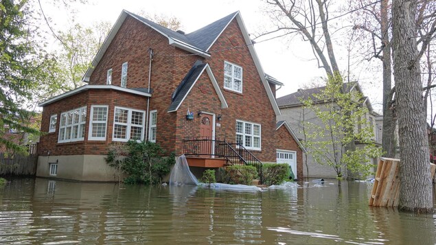 Une maison inondée de la rue Cousineau, dans l'arrondissement Ahuntsic-Cartierville, à Montréal, le mardi 8 mai au matin.