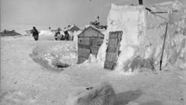 Une image d'archive montrant des maisons semblables à des igloos et donc recouvertes de neige, dans le Grand Nord en 1956 Une image d'archive montrant des maisons semblables à des igloos et donc recouvertes de neige, dans le Grand Nord en 1956