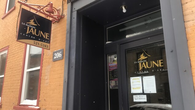 Photo de la devanture de la maison Jaune, un centre d'art à Québec