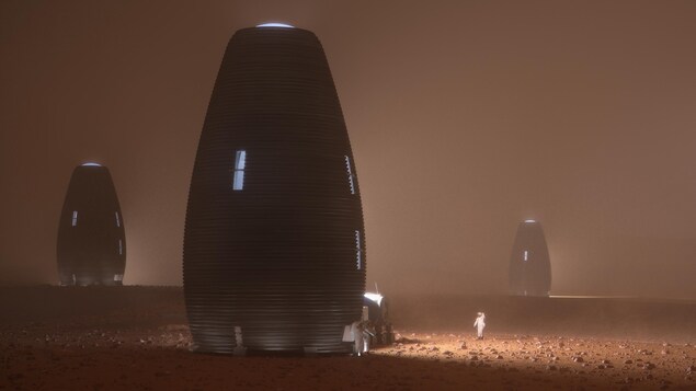 Image de synthèse d'un astronaute côtoyant un bâtiment aux allures de cocon de 4 étages, avec 2 autres habitats identiques en arrière-plan, sur Mars.