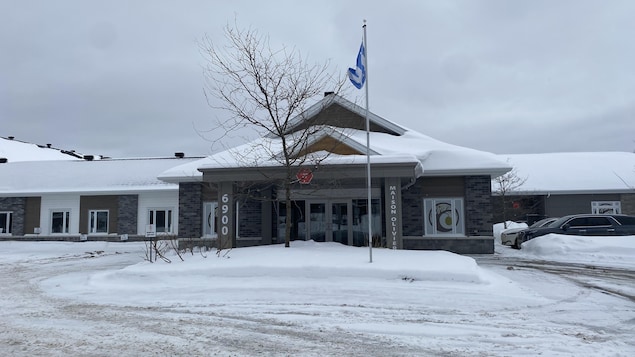 La façade d'un bâtiment gris.
