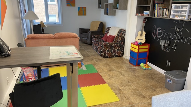 Une pièce avec des jeux pour enfants.