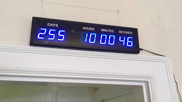 L'horloge installée au-dessus d'une porte indique 255 jours, 10 heures et 46 secondes L'horloge installée au-dessus d'une porte indique 255 jours, 10 heures et 46 secondes
