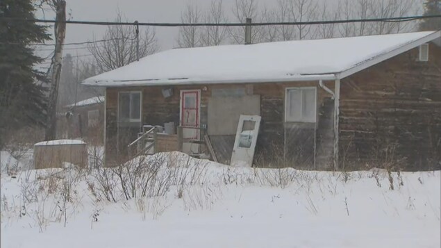 Une maison délabrée de Pikangikum, dans le nord de l'Ontario Une maison délabrée de Pikangikum, dans le nord de l'Ontario