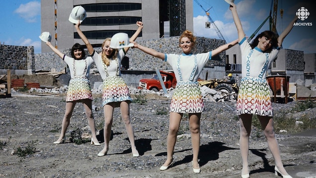 Hôtesses en uniforme posant sur le chantier de construction de la Maison de
Radio-Canada.