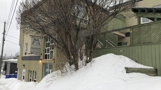La façade du centre d'hébergement en hiver.