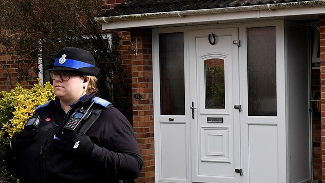 Une policière en faction devant la résidence de Sergueï Skripal, à Salisbury. Une policière en faction devant la résidence de Sergueï Skripal, à Salisbury.