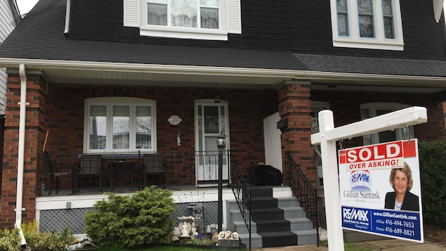 Photo d'une affiche vendue devant une maison Photo d'une affiche vendue devant une maison