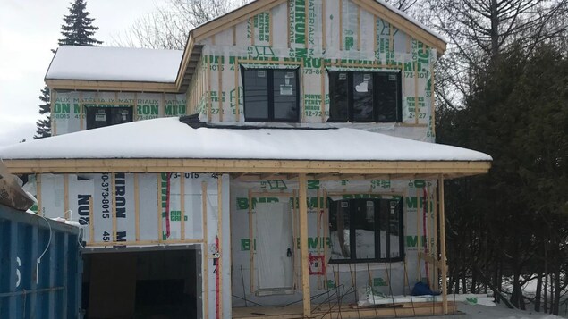 Un propriétaire foncier précurseur qui vend sa maison dans l’ouest de l’île de Montréal propose à l’acheteur potentiel de la payer en bitcoins.