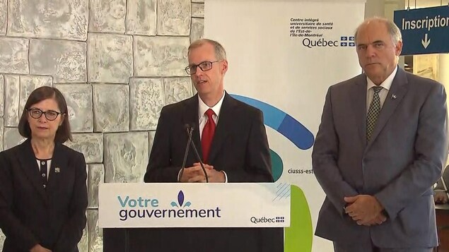 Le docteur Roy parle au micro en conférence de presse.