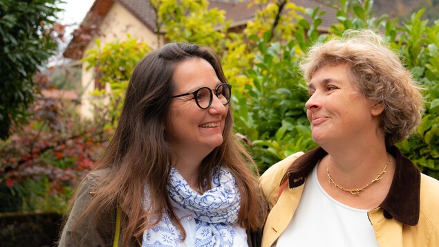 Blandine Prévost et Sophie Blondin qui se regardent, dehors