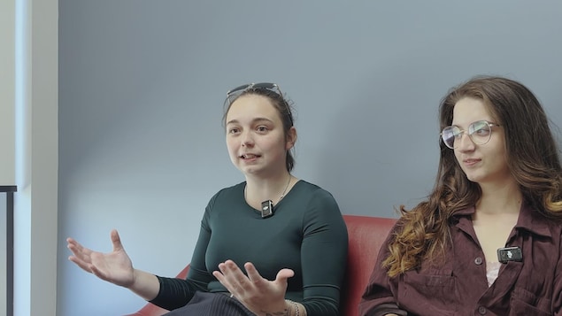 Deux jeunes femmes sur un divan