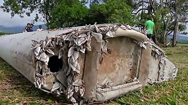Un morceau de l'aile de l'épave du vol MH370 retrouvé sur l'île de la Réunion en août 2015.