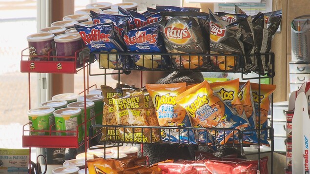 Les collations malsaines sont souvent plus nombreuses dans les cantines des arénas que les options santé. Les collations malsaines sont souvent plus nombreuses dans les cantines des arénas que les options santé.