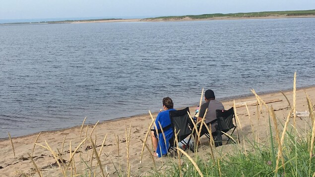 Ariane T. Malec et son mari près de la rivière Moisie sur la Côte-Nord au Québec. Ariane T. Malec et son mari près de la rivière Moisie sur la Côte-Nord au Québec.