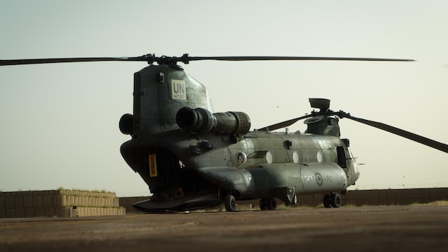 Un hélicoptère Chinook canadien, au sol. Un hélicoptère Chinook canadien, au sol.