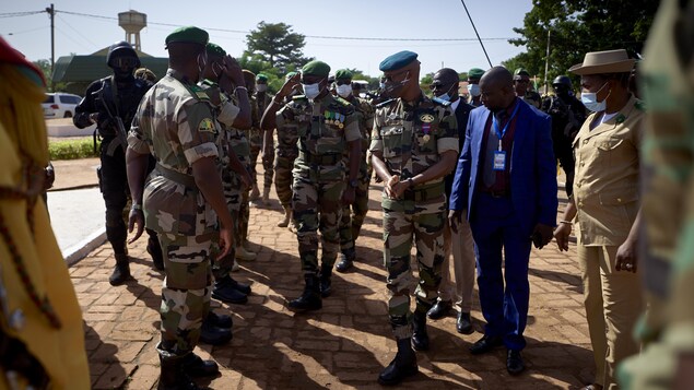 Malick Diaw, en uniforme militaire, est entouré d'autres dirigeants militaires lors d'une cérémonie à Bamako, le 22 septembre 2020.
