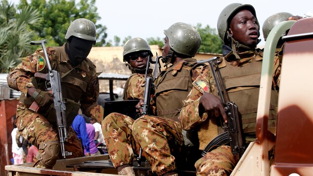 Des soldats dans une camionnette