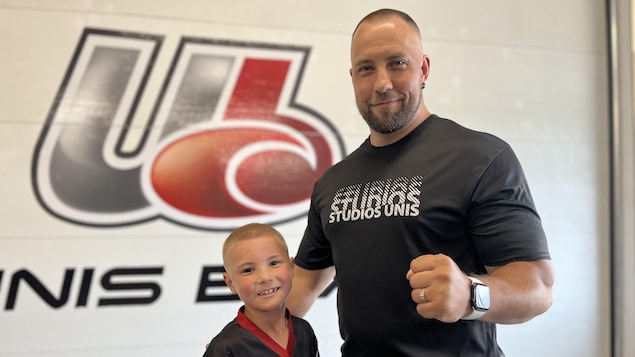 Du haut de ses huit ans, un jeune karatéka se distingue à l’étranger