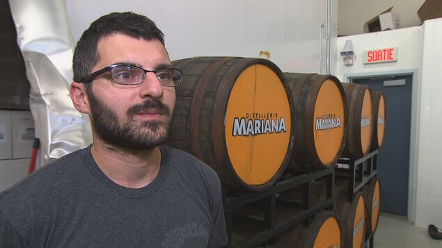 Jean-Philippe Roussy, copropriétaire de la Distillerie Mariana, pose devant des barils de spiritueux. Jean-Philippe Roussy, copropriétaire de la Distillerie Mariana, pose devant des barils de spiritueux.