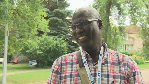 Un homme souriant en gros plan. Un homme souriant en gros plan.