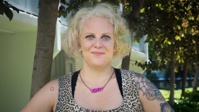 Mandy Gray, qui a été victime d'une agression sexuelle à l'université qu'elle fréquentait. Mandy Gray, qui a été victime d'une agression sexuelle à l'université qu'elle fréquentait.