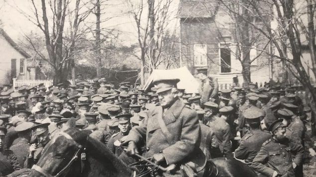 Photo d'archives de 1916. Des membres du 127e battaillon avant leur départ pour combattre lors de la Première Guerre mondiale. Photo d'archives de 1916. Des membres du 127e battaillon avant leur départ pour combattre lors de la Première Guerre mondiale.