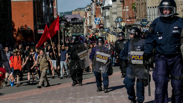 L'escouade antiémeute a encadré la manifestation. L'escouade antiémeute a encadré la manifestation.