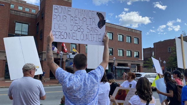 Abolition de Connexion AE : des étudiants manifestent au Nouveau-Brunswick