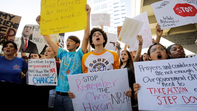 Des manifestants lors d'un rassemblement contre les armes à Fort Lauderdale Des manifestants lors d'un rassemblement contre les armes à Fort Lauderdale