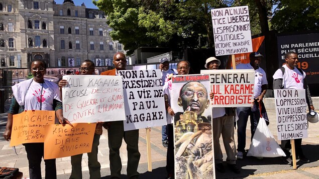 Les manifestants s'opposent à la présence au Canada de Paul Kagame. Les manifestants s'opposent à la présence au Canada de Paul Kagame.