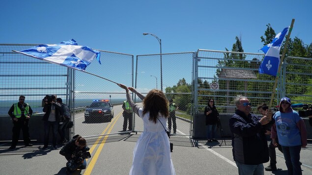 Une dizaine de membres du groupe de droite Québec libre en action se sont présentés à La Malbaie pour manifester. Une dizaine de membres du groupe de droite Québec libre en action se sont présentés à La Malbaie pour manifester.