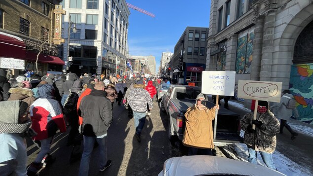 COVID-19 : des centaines de manifestants antirestrictions dans les rues à Montréal