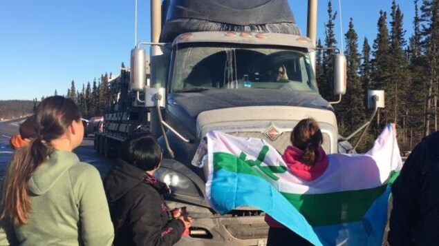 Des manifestants ont empêché des camions d'entrer sur le site North Spur, à Muskart Falls, samedi. Des manifestants ont empêché des camions d'entrer sur le site North Spur, à Muskart Falls, samedi.