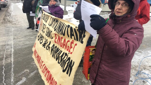Des gens manifestent rue Belvédère Nord.