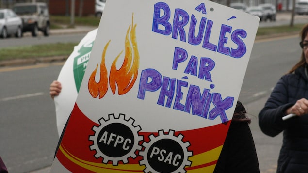 Une pancarte de manifestants, où l'on peut lire "Brûlés par Phénix". 