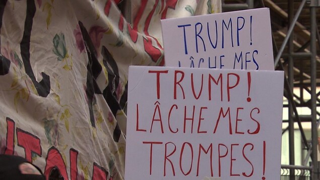 Des manifestantes devant le consulat américain à Montréal.
