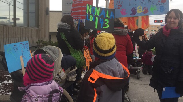Les responsables d'un service de garde en milieu familial privé manifestent devant le bureau du ministre de la Famille, Luc Fortin. Les responsables d'un service de garde en milieu familial privé manifestent devant le bureau du ministre de la Famille, Luc Fortin.