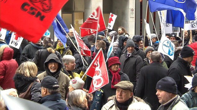 Des syndicats et des groupes environnementalistes manifestent devant l'hôtel Bonaventure à Montréal, où a lieu la sixième ronde de la renégociation de l'Accord de libre-échange nord-américain.