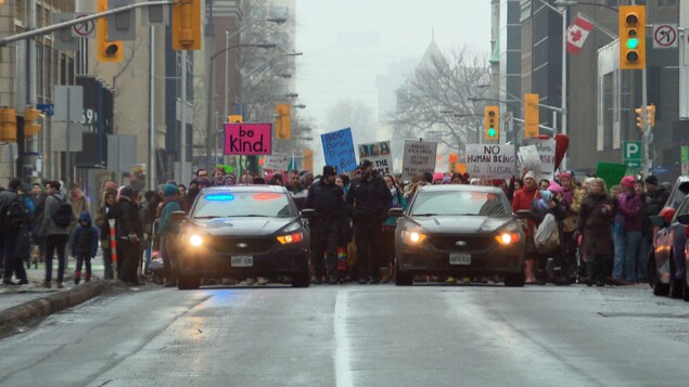De 6 000 à 8 000 personnes selon les estimations de la police sont descendues dans les rues d'Ottawa pour la « Marche des femmes ».