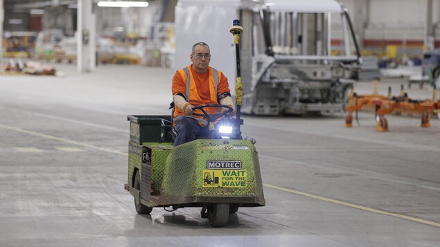Homme sur un vehicule.