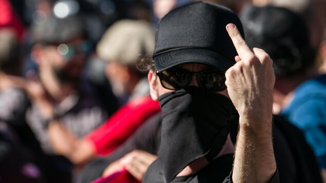 Quelques centaines de manifestants ont marché dans les rues de Québec samedi. Quelques centaines de manifestants ont marché dans les rues de Québec samedi.