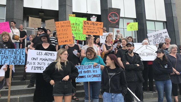 Rassemblement à Rouyn-Noranda pour le droit à l’avortement