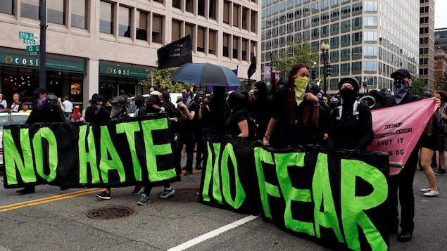 Des contre-manifestants dans les rues de Washington brandissant de grandes banderoles horizontales sur lesquelles est inscrit « pas de haine, pas de peur ». Des contre-manifestants dans les rues de Washington brandissant de grandes banderoles horizontales sur lesquelles est inscrit « pas de haine, pas de peur ».