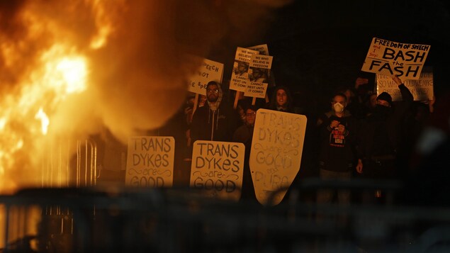 Les manifestants ont cassé des fenêtres et mis le feu à des palettes en bois sur le campus de l'Université de Californie à Berkeley. Les manifestants ont cassé des fenêtres et mis le feu à des palettes en bois sur le campus de l'Université de Californie à Berkeley.