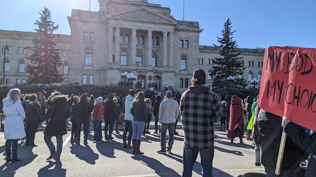 Des manifestants antivaccins forcent l’annulation de cérémonies du discours du Trône