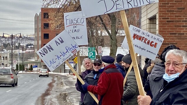 Usine de traitement d’eau à Shawinigan : des citoyens manifestent